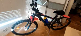 Bicicleta Decathlon buen estado y regalo de casco