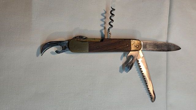 Coltello multiuso con cavatappi