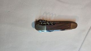 Coltello multiuso con cavatappi