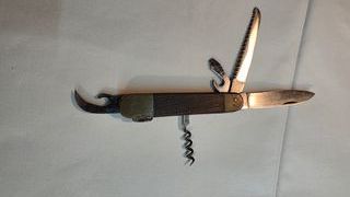 Coltello multiuso con cavatappi