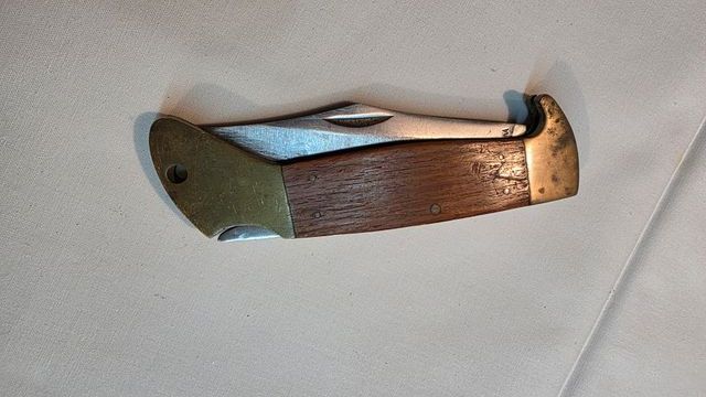 Coltello multiuso con cavatappi