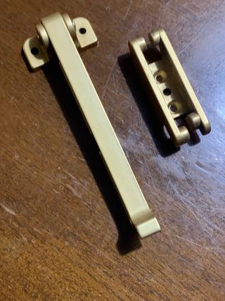 Retenedor de cerrojo para puerta