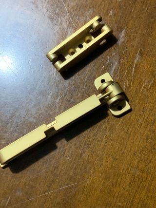 Retenedor de cerrojo para puerta