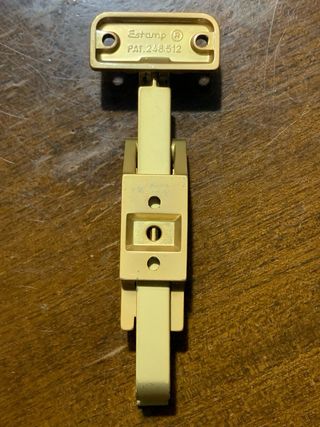 Retenedor de cerrojo para puerta