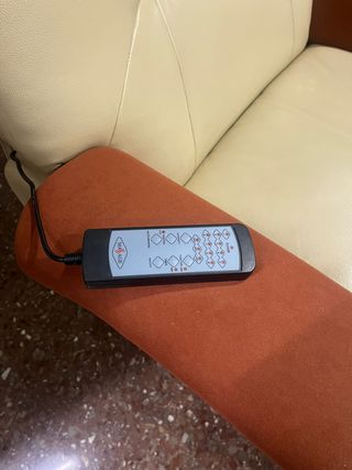 Sofá reclinable beige y rojo