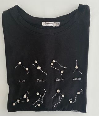 Camiseta negra con constelaciones 