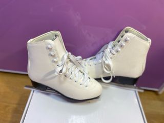 Patines de hielo blancos