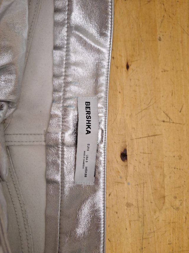 Falda plateada efecto piel Bershka Talla S