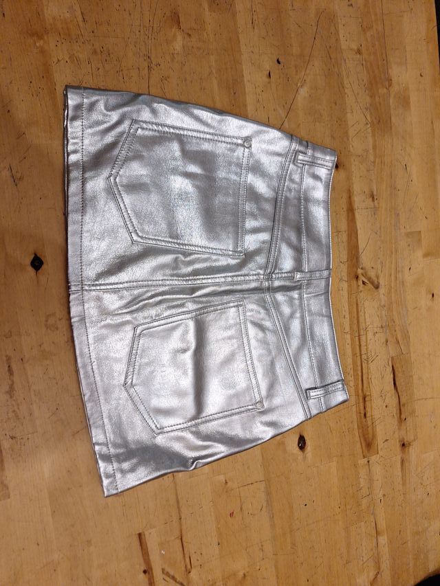 Falda plateada efecto piel Bershka Talla S