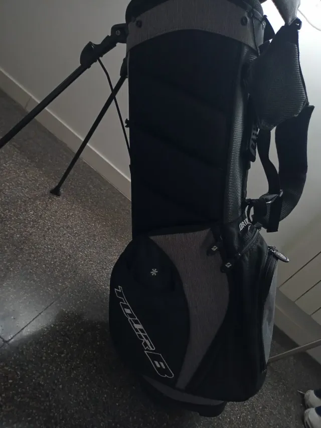 Bolsa de Golf Bridgestone con Palos.