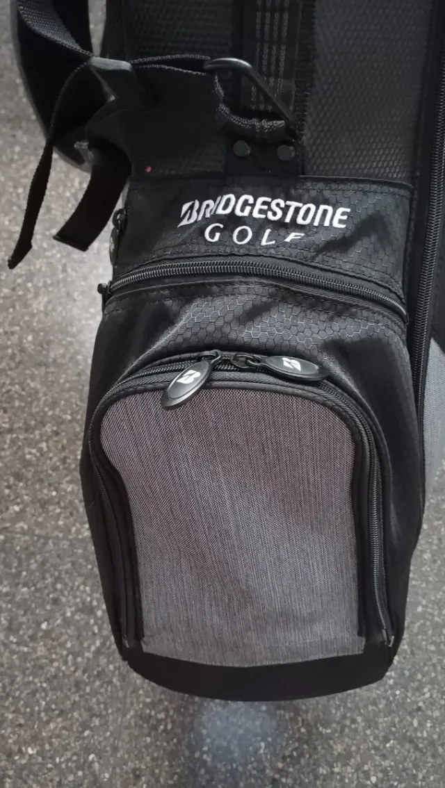 Bolsa de Golf Bridgestone con Palos.