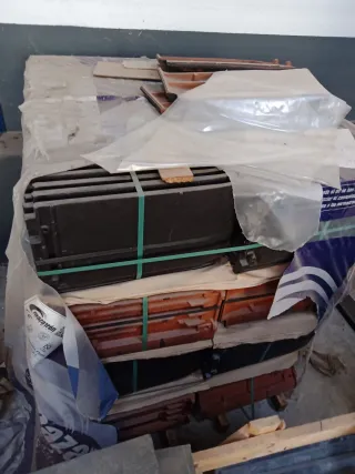 Palet de Tejas planas negras Mazarrón