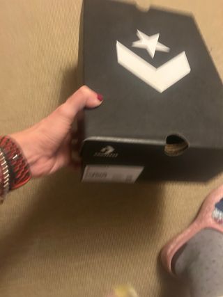 Converse piel negras plataforma,
Equivalen a 37 