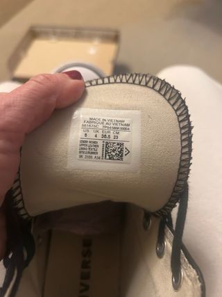 Converse piel negras plataforma,
Equivalen a 37 