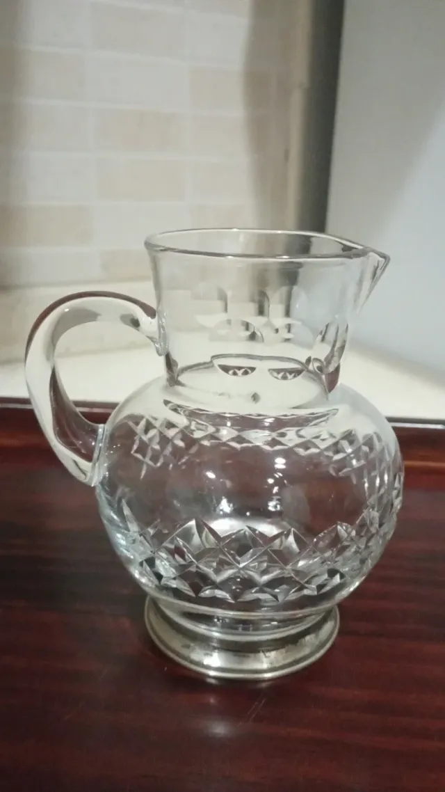 Jarra de cristal con base plata
