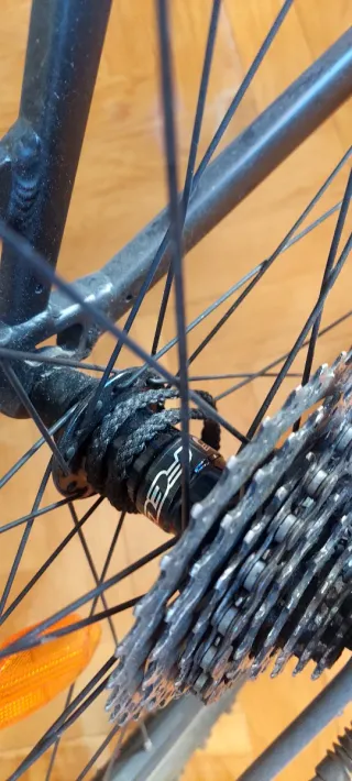 Bicicleta Felt 60 61 Negra con Casco