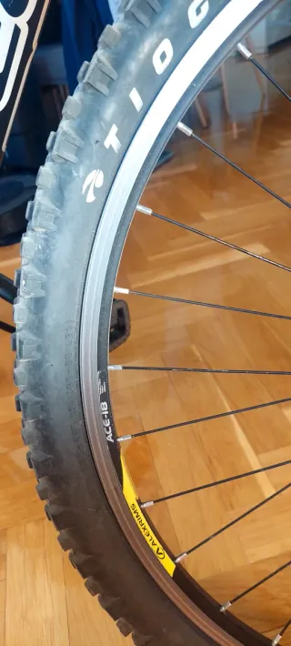 Bicicleta Felt 60 61 Negra con Casco