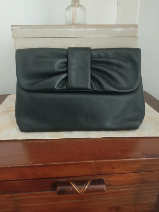 Pochette in pelle nera con fiocco