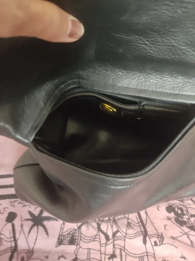 Pochette in pelle nera con fiocco