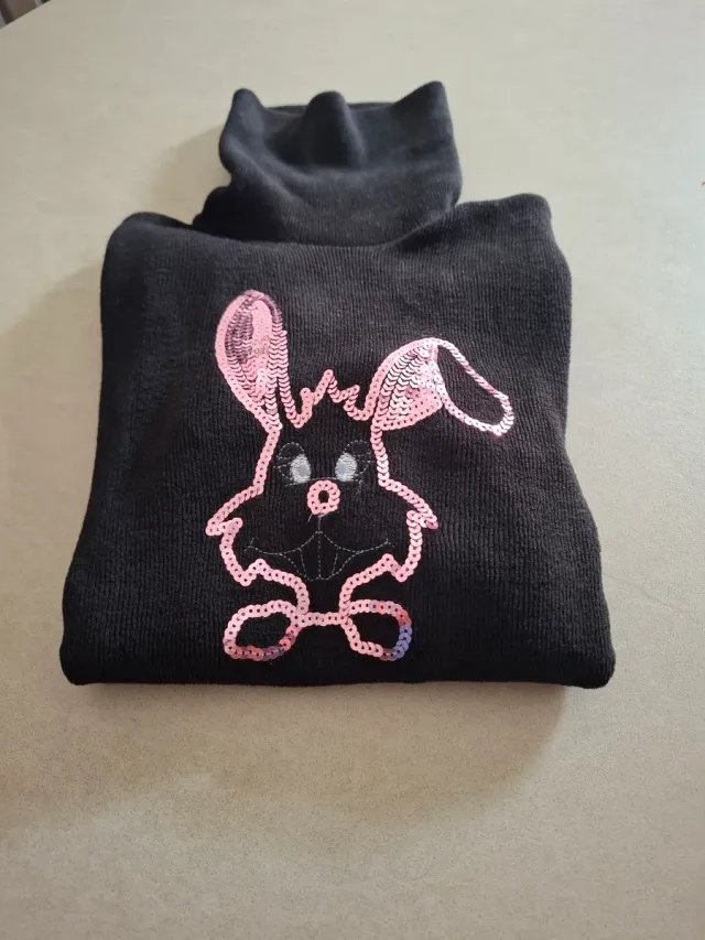 Maglia dolcevita con coniglietto paillettes