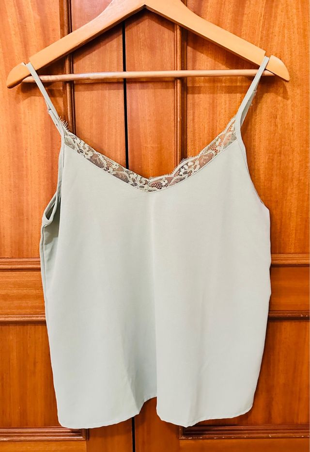 Top lencero verde con encaje