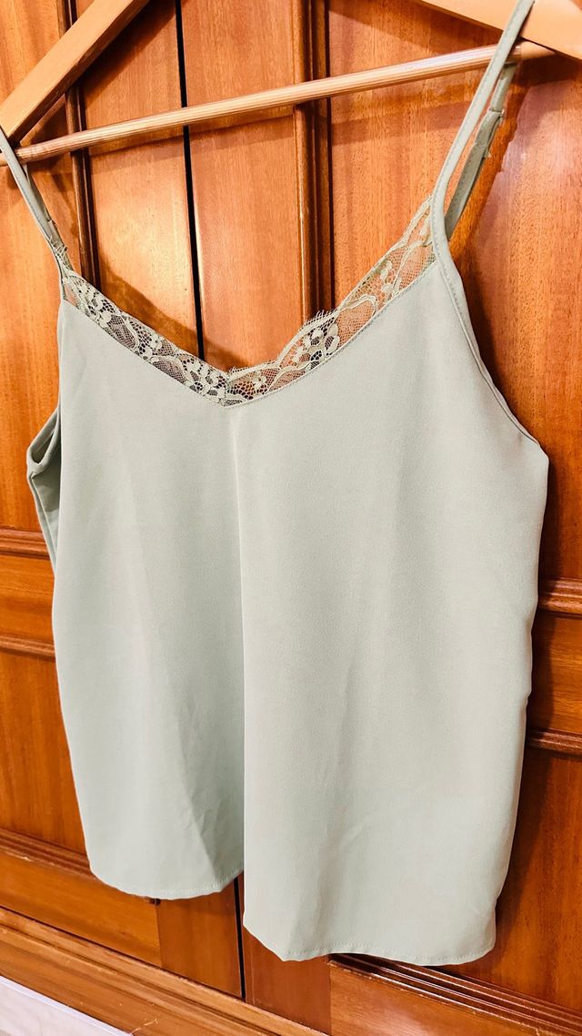 Top lencero verde con encaje