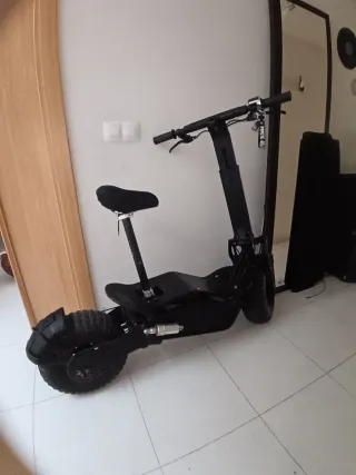 Patinete eléctrico grande con asiento