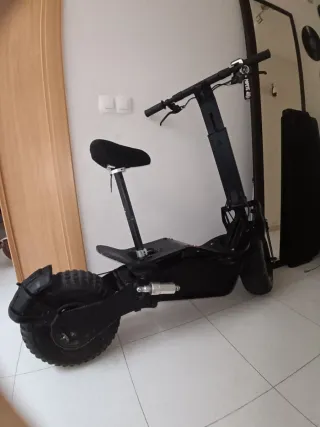 Patinete eléctrico grande con asiento