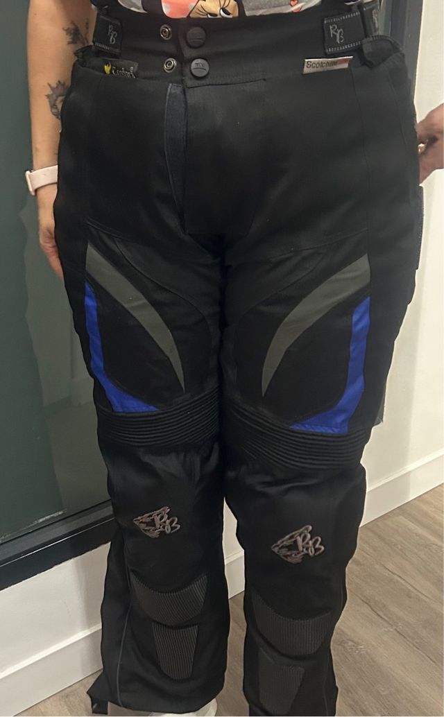Pantalones de moto negros con detalles