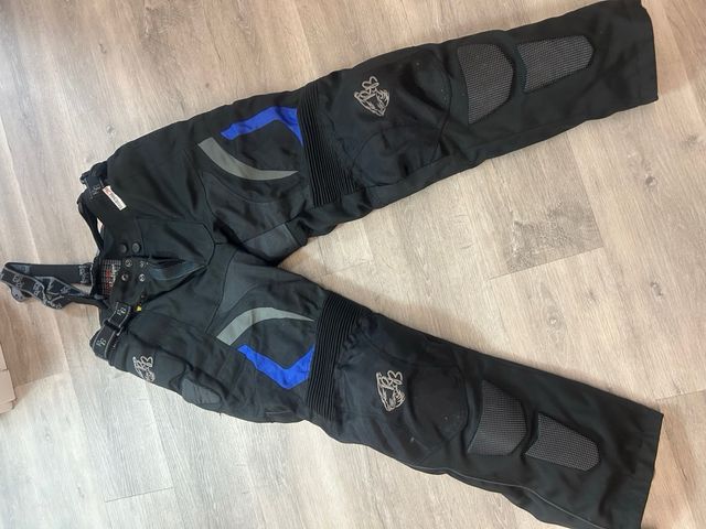 Pantalones de moto negros con detalles