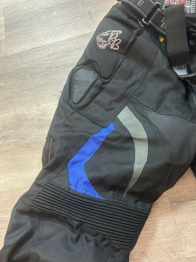 Pantalones de moto negros con detalles