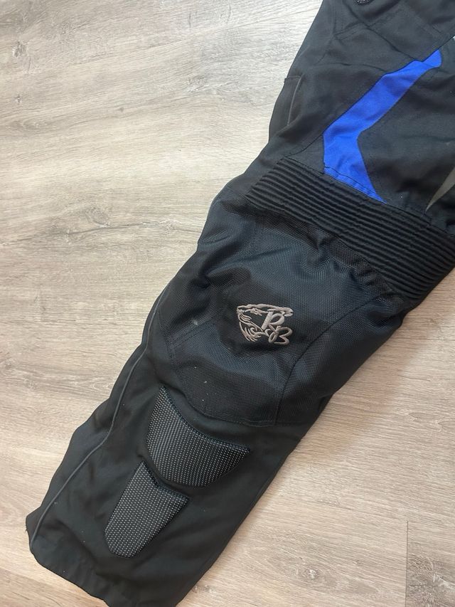 Pantalones de moto negros con detalles