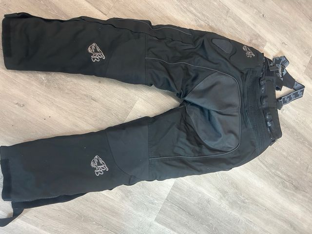 Pantalones de moto negros con detalles