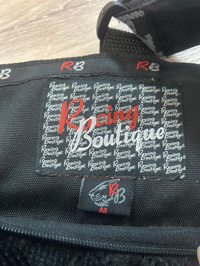 Pantalones de moto negros con detalles