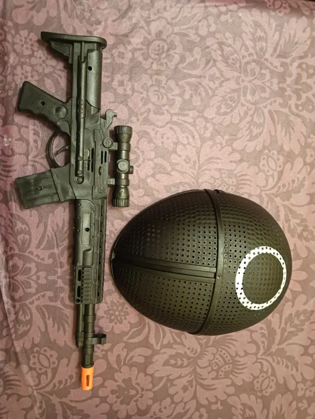 Máscara y metralleta de juguete Juego del calamar