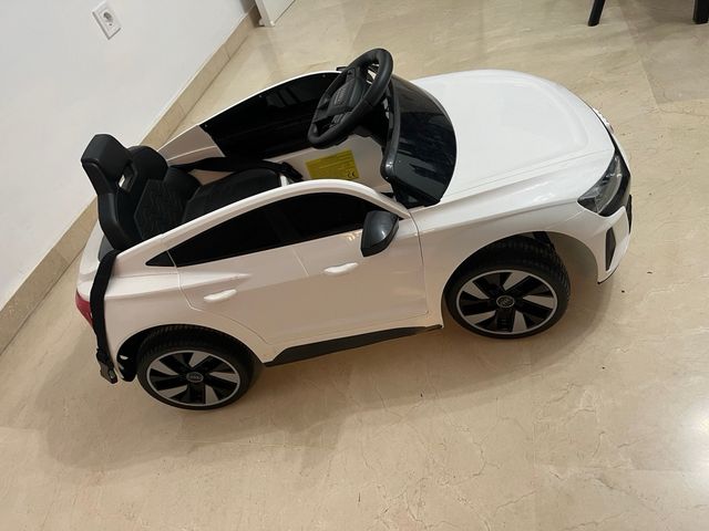 Audi e-tron gt para niños con muy poco uso