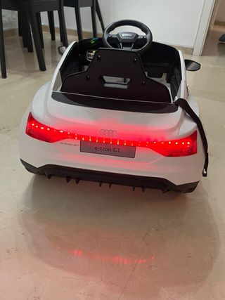 Audi e-tron gt para niños con muy poco uso