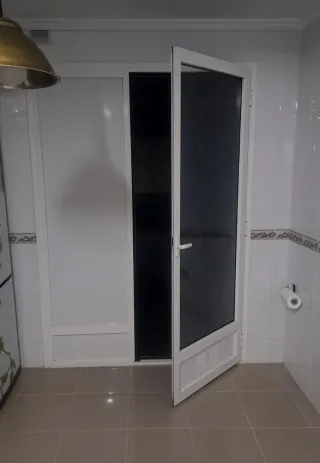 Ventanal cocina fijo + puerta