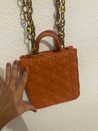 Bolso naranja acolchado con cadena