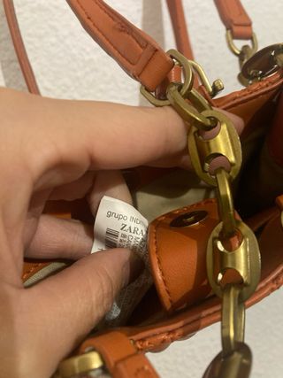 Bolso naranja acolchado con cadena