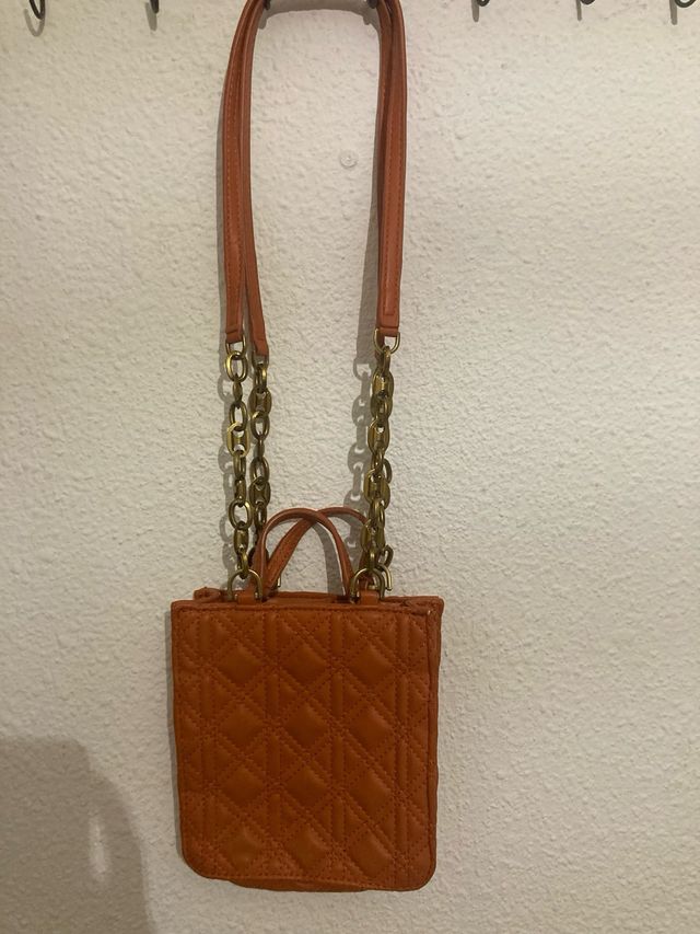 Bolso naranja acolchado con cadena