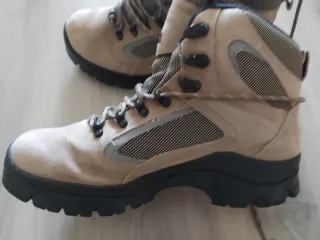 Botas de montaña beige y negras