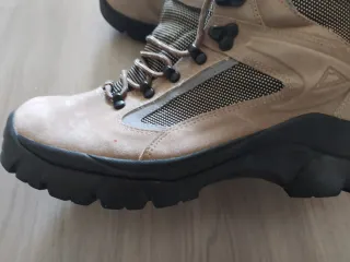 Botas de montaña beige y negras