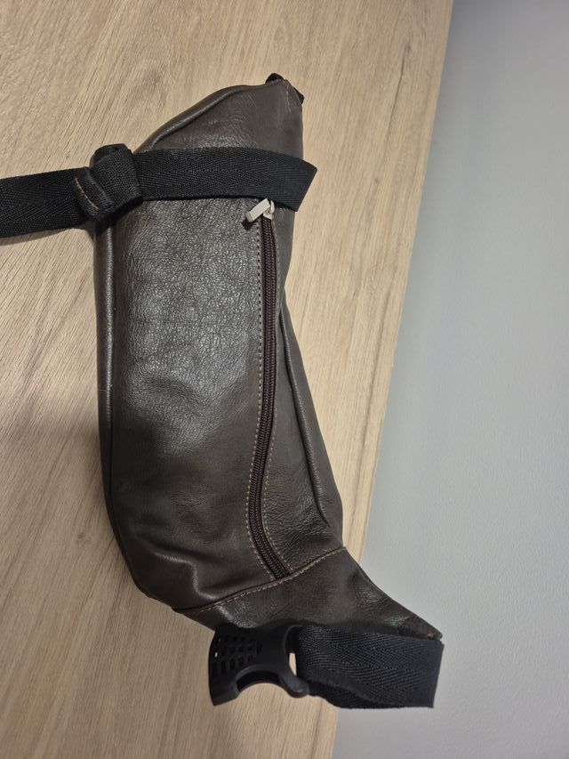 Riñonera de piel marrón