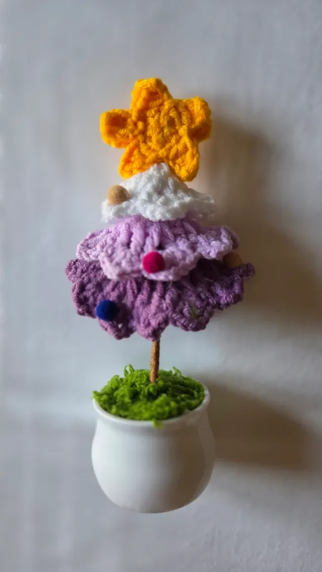 Albero di Natale uncinetto decorato