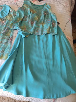 Traje de fiesta verde azulado para mujer.