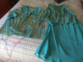 Traje de fiesta verde azulado para mujer.