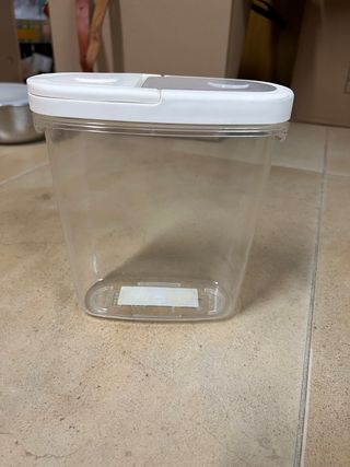 Contenedor de plástico transparente