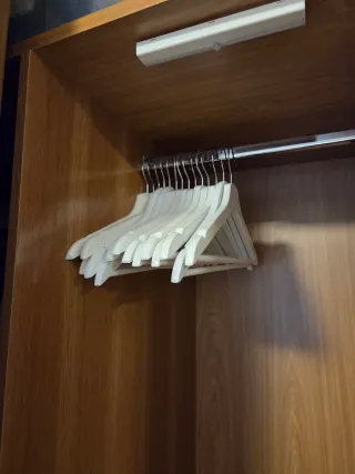 Perchas de madera blancas (lote)