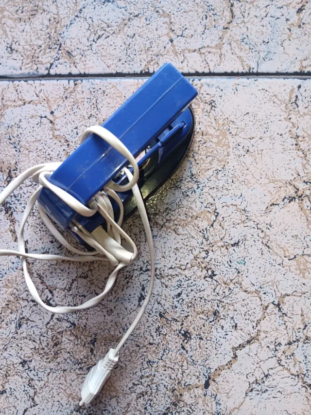 Plancha de ropa pequeña azul